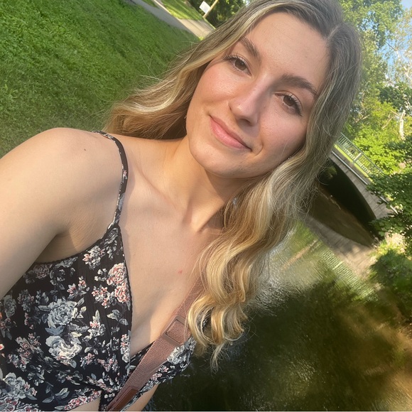 Meet your Posher, Breonna - Picture 1 of 1